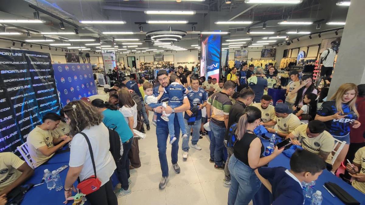 Tremendo abrazo a Javier López; así se deja querer Motagua por su afición en Tegucigalpa