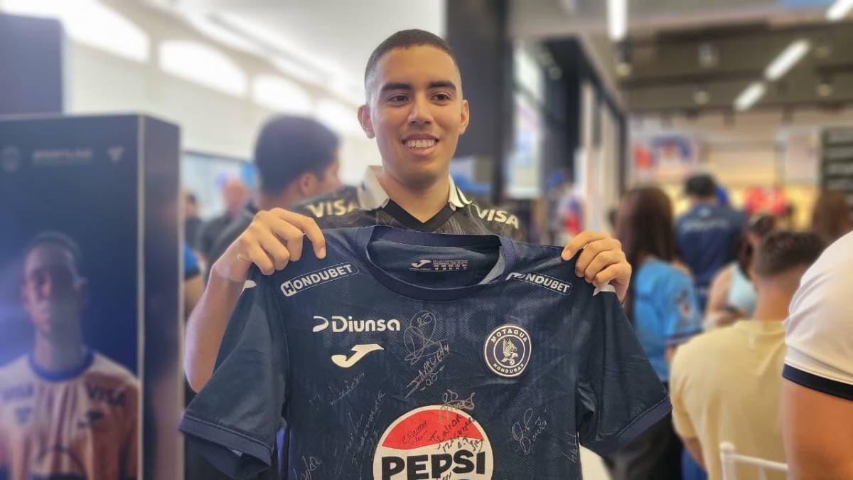 Tremendo abrazo a Javier López; así se deja querer Motagua por su afición en Tegucigalpa