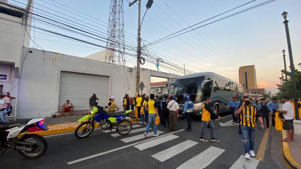 El bus de la Liga Alajuelense llegando al estadio Morazán. FOTO: Mauricio Ayala.