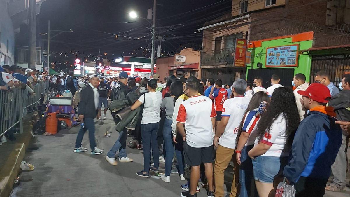 ¡Increíble llenazo! Aglomeración de aficionados a las afueras del estadio Nacional es una locura previo al Olimpia-Municipal