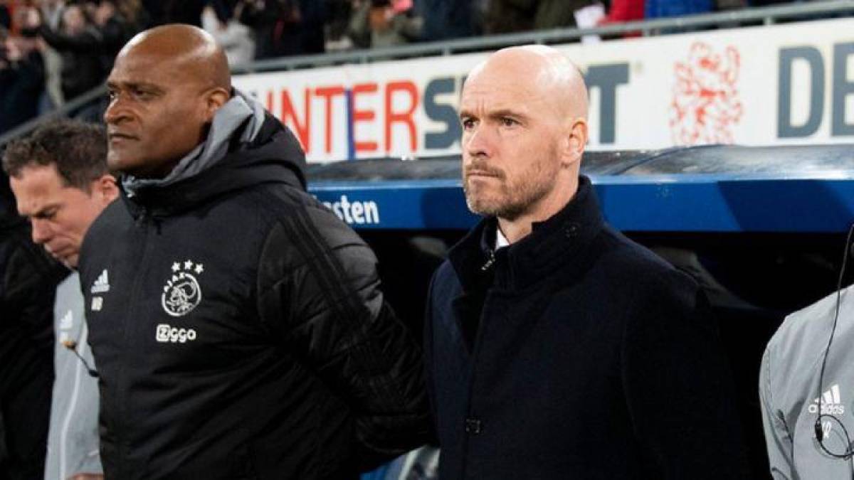 Borgarde junto al entrenador del Ajax Erik Ten Hag.