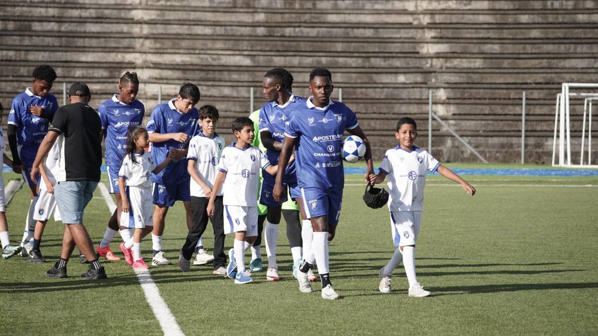 Alberth Elis se despacha un doblete en regreso a las canchas en amistoso frente a la Policía Nacional de Honduras