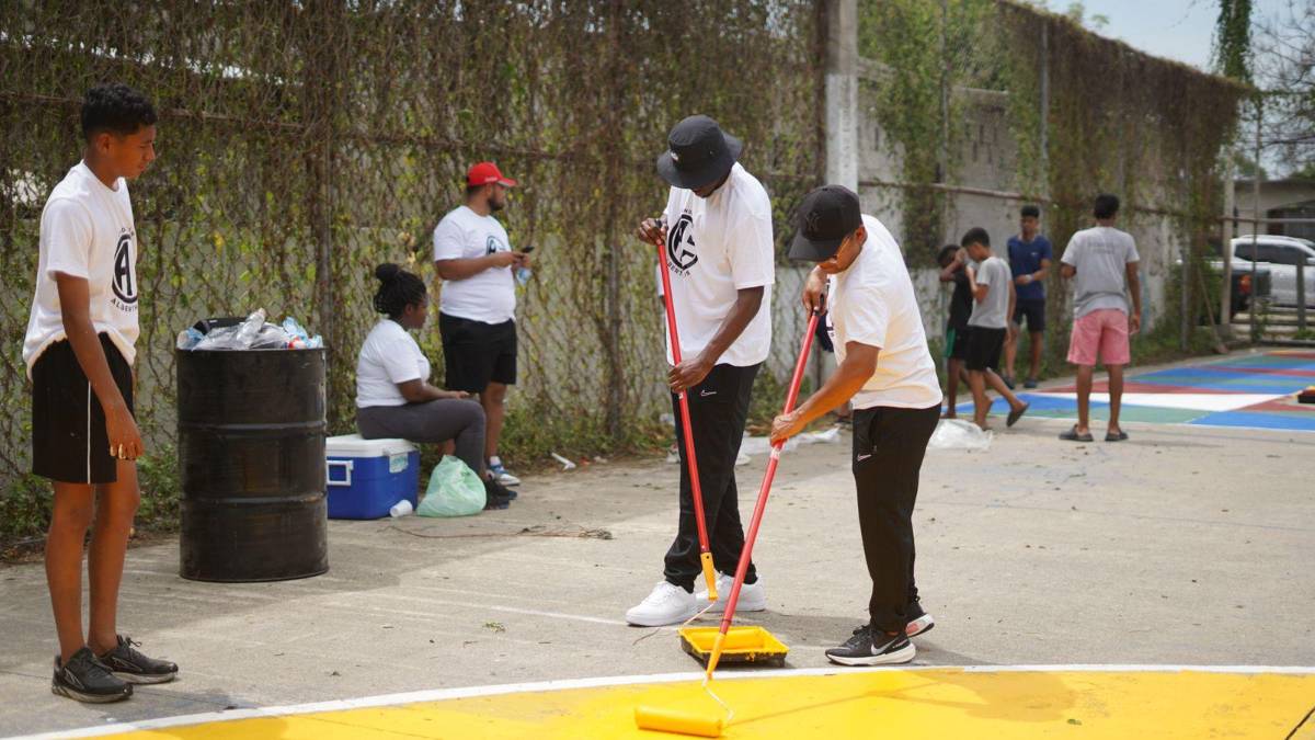 Alberth Elis la hace de pintor y se luce con nuevo trabajo social para al remodelar cancha en famoso barrio