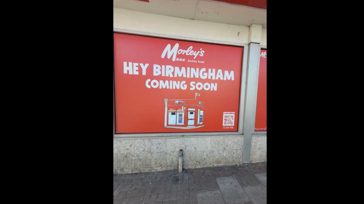 ¡No tiene equipo! De ser el más joven en debutar con el Liverpool a vender pollo frito en las calles de Inglaterra