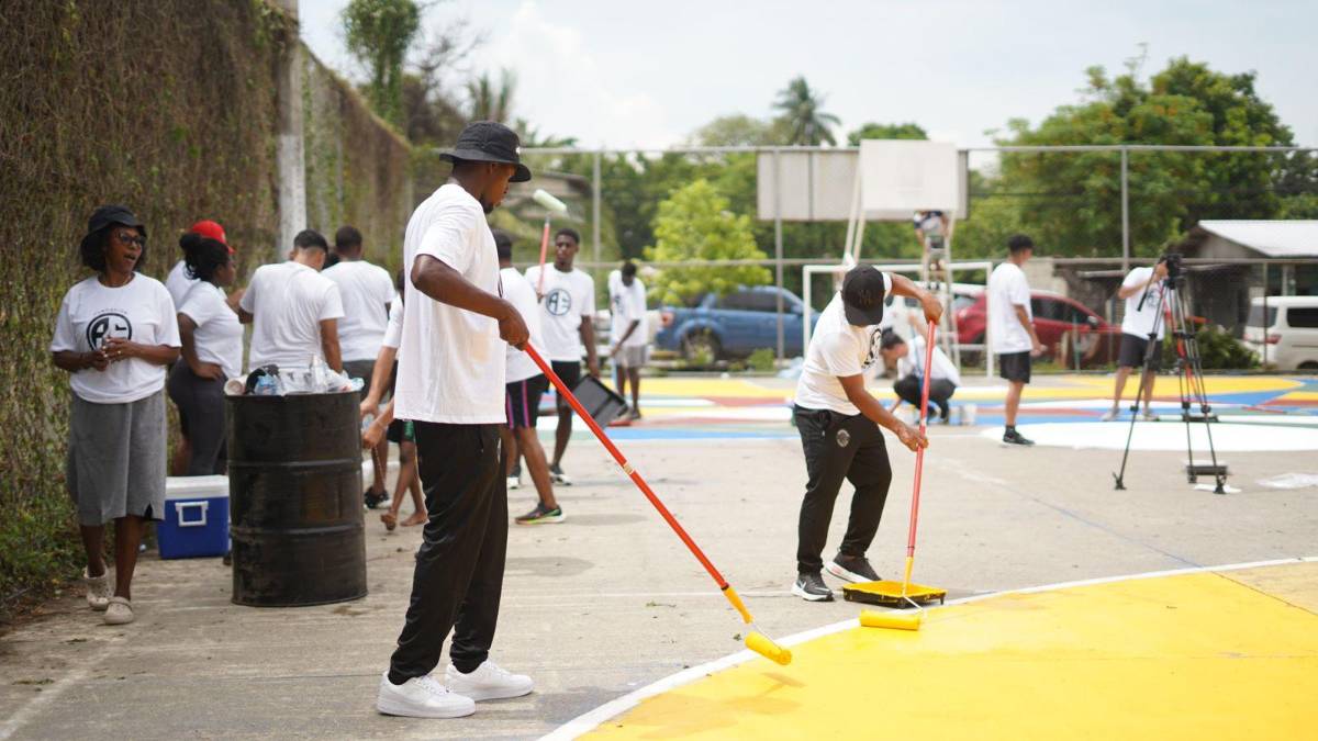 Alberth Elis la hace de pintor y se luce con nuevo trabajo social para al remodelar cancha en famoso barrio