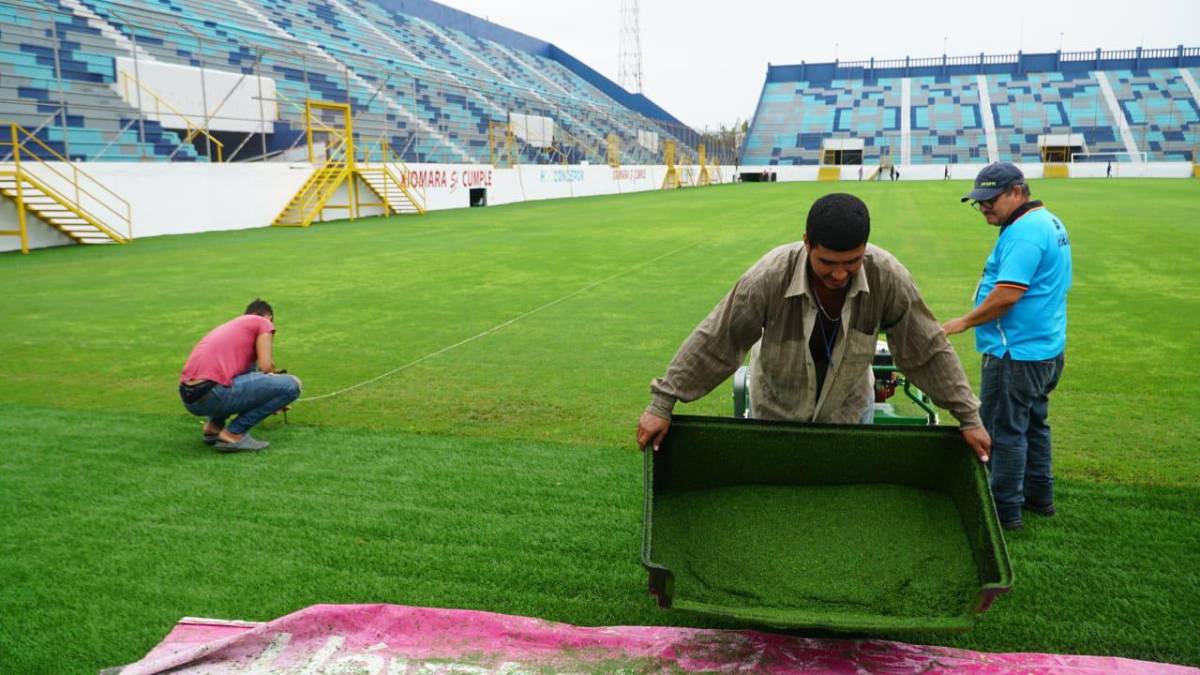 Fotos: En pésimo estado y con varios hoyos se encuentra la grama híbrida del Estadio Morazán, ¿qué hará Condepor?