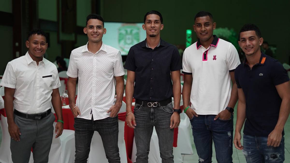 ¡Nostálgico! Así fue el emotivo homenaje de despedida de Marathón a la leyenda Manolo Keosseián: en fotos