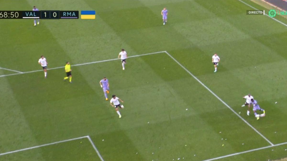 Los feos gestos de Vinicius al Mestalla, la jugada surrealista para detener a Vini y la bronca entre jugadores del Valencia y Real Madrid