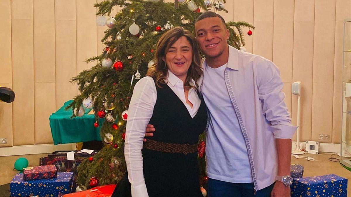 La madre de Mbappé ha sido avisada por el Real Madrid que si el jugador renueva no van más por su fichaje.