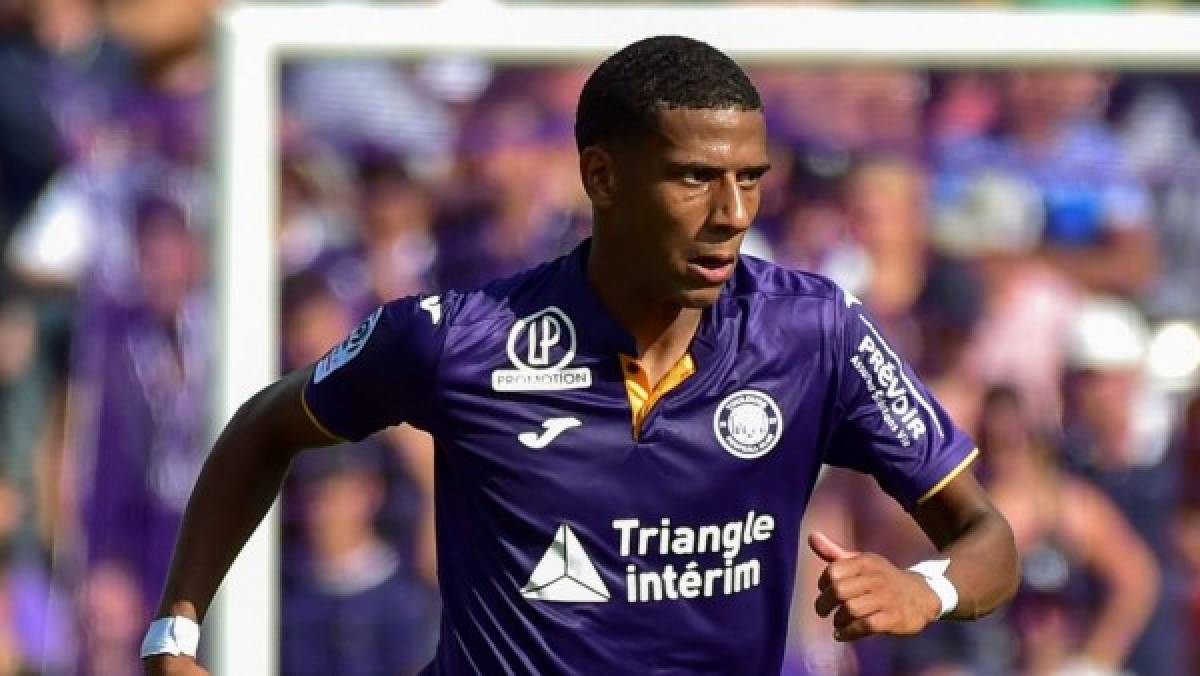 Toulouse's French defender Jean-Clair Todibo runs with the ball during the French L1 football match between Toulouse and Bordeaux on August 19, 2018 at the Municipal Stadium in Toulouse, southern France. (Photo by PASCAL PAVANI / AFP) (Photo credit should read PASCAL PAVANI/AFP/Getty Images)