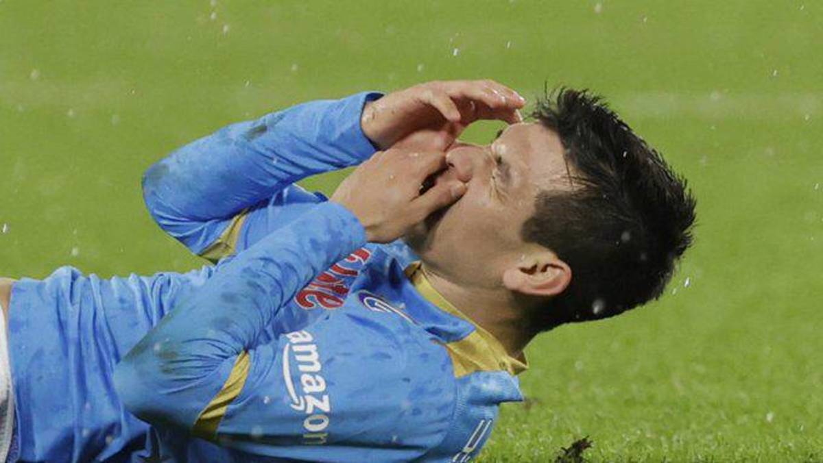 Terrible: Así quedó el rostro del Chucky Lozano tras un nuevo choque con la cabeza, salió en camilla y con collarín