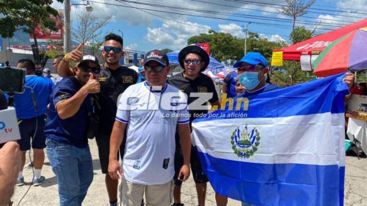 Las bellas chicas vaqueras, el prócer y el busito de la aventura en la previa del El Salvador vs Honduras