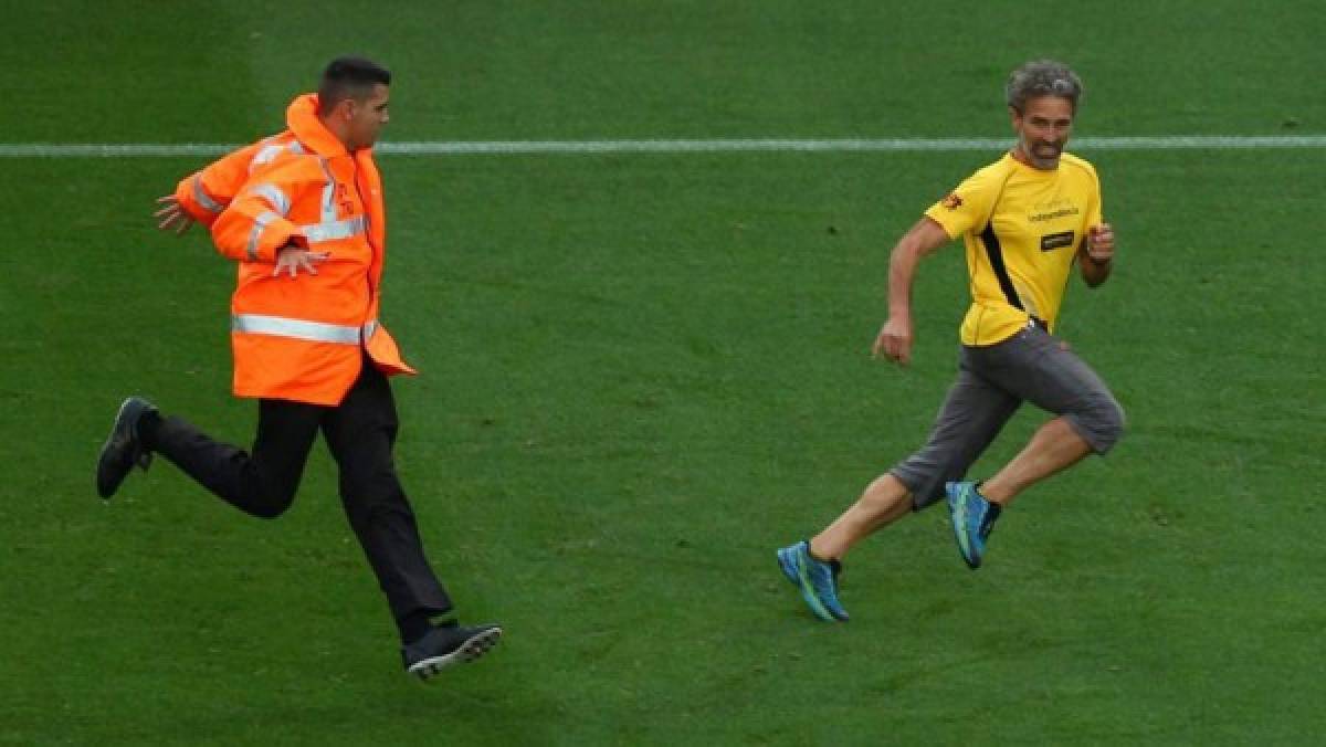 Las imágenes curiosas del fin de semana: La furia de Suárez y el infiltrado en el Camp Nou
