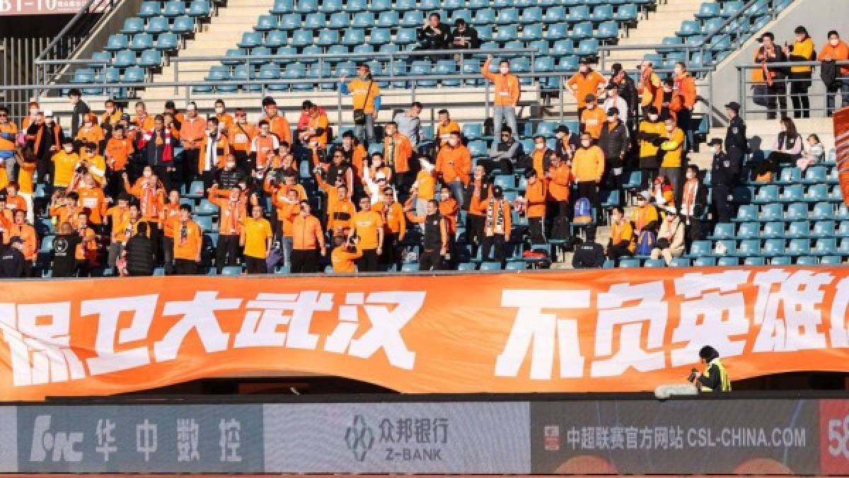 DALIAN, CHINA - OCTOBER 23: Fans of Wuhan Zall cheer during the 2020 Chinese Football Association Super League CSL match between Wuhan Zall and Henan Jianye at Dalian Sports Center Stadium on October 23, 2020 in Dalian, Liaoning Province of China. PUBLICATIONxINxGERxSUIxAUTxHUNxONLY Copyright: xVCGx CFP111303828848