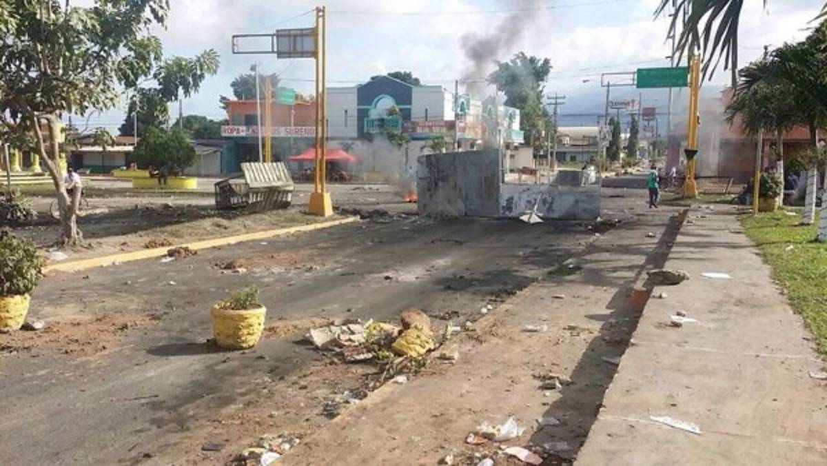 FOTOS: Martes de caos en la zona norte con rastras y postas policiales quemadas