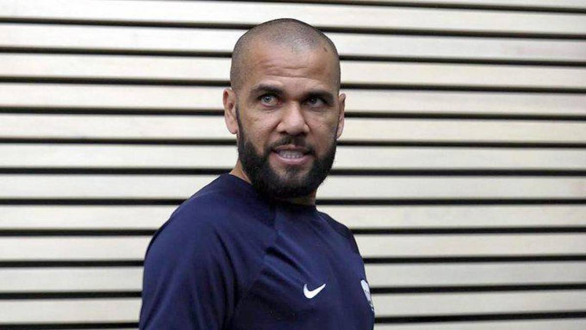 El brasileño DaniAlves se adapta en su vida en prisión y por él ha crecido las peticiones de ropa deportiva.