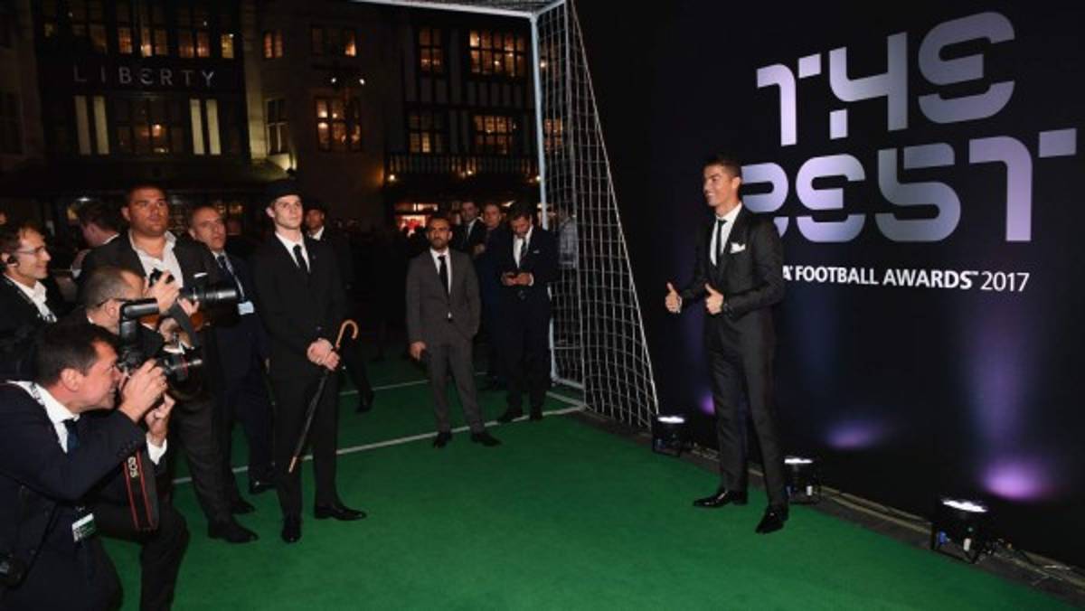 Las otras imágenes que dejaron los Premios 'The Best' y que no viste