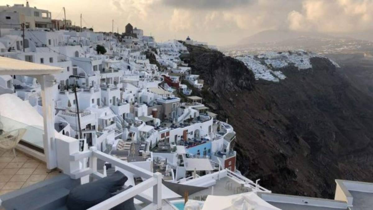 ESPECTACULAR: Las vacaciones del hondureño Alfredo Mejía en Santorini, paraíso griego