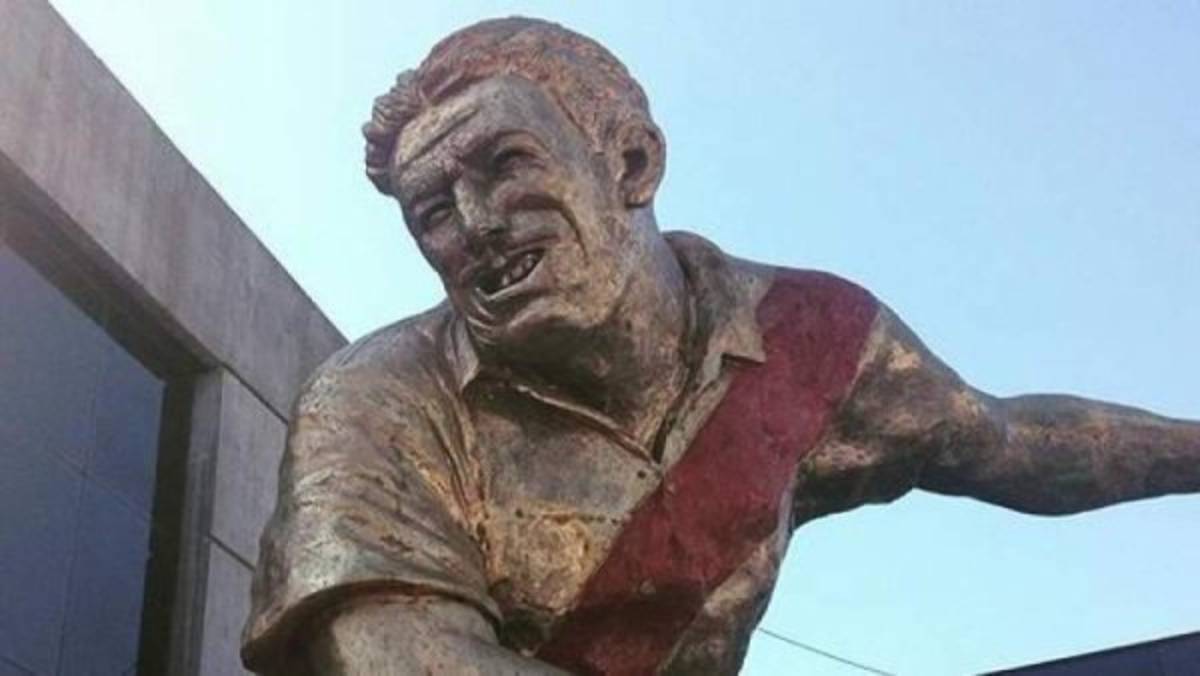 ¿Cuál se parece más? Las estatuas en honor a futbolistas históricos