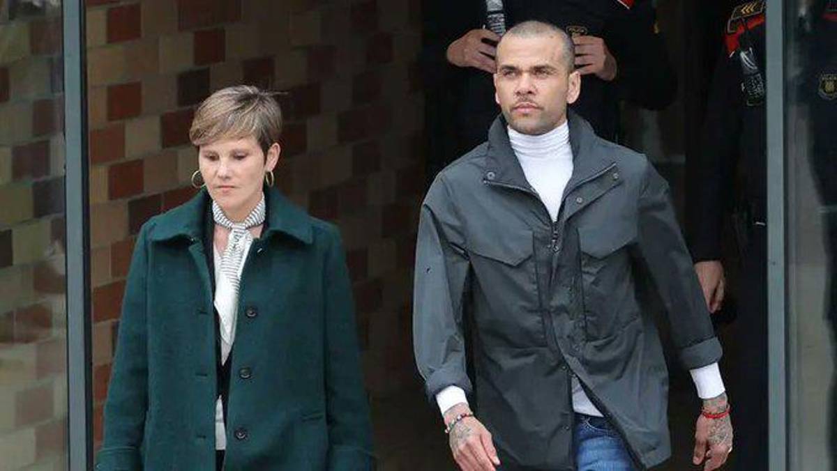 El polémico gesto de Dani Alves con un policía que causó indignación: “Ponemos alfombra roja como si fuera un héroe”