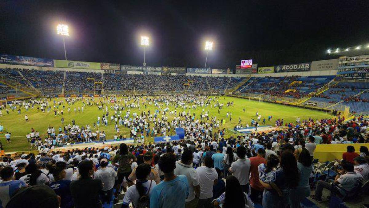Aficionados del Alianza vivieron momentos de tensión. Se reportan muertos desde el Estadio Cuscatlán de El Salvador.
