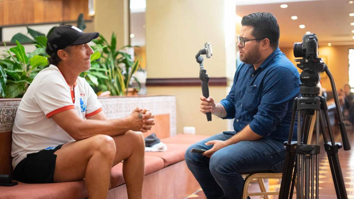 El periodista Gustavo Roca en plena entrevista con Pedro Troglio, entrenador del Olimpia. Foto DIEZ: Mauricio Ayala.