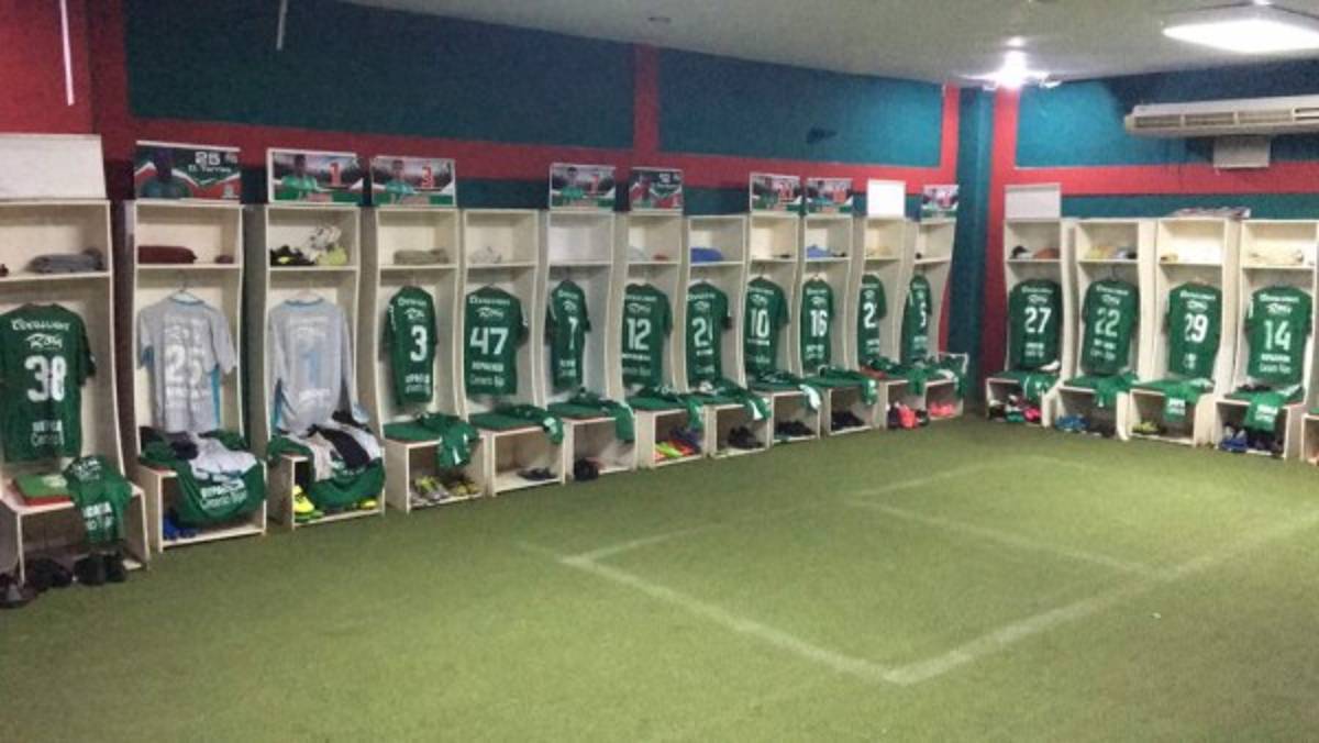 Contraste: Los camerinos de local y de visita en los estadios de Honduras