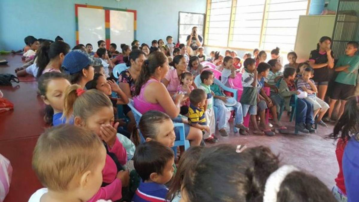 Platense y Real España reparten alegría a niños antes de Copa Presidente