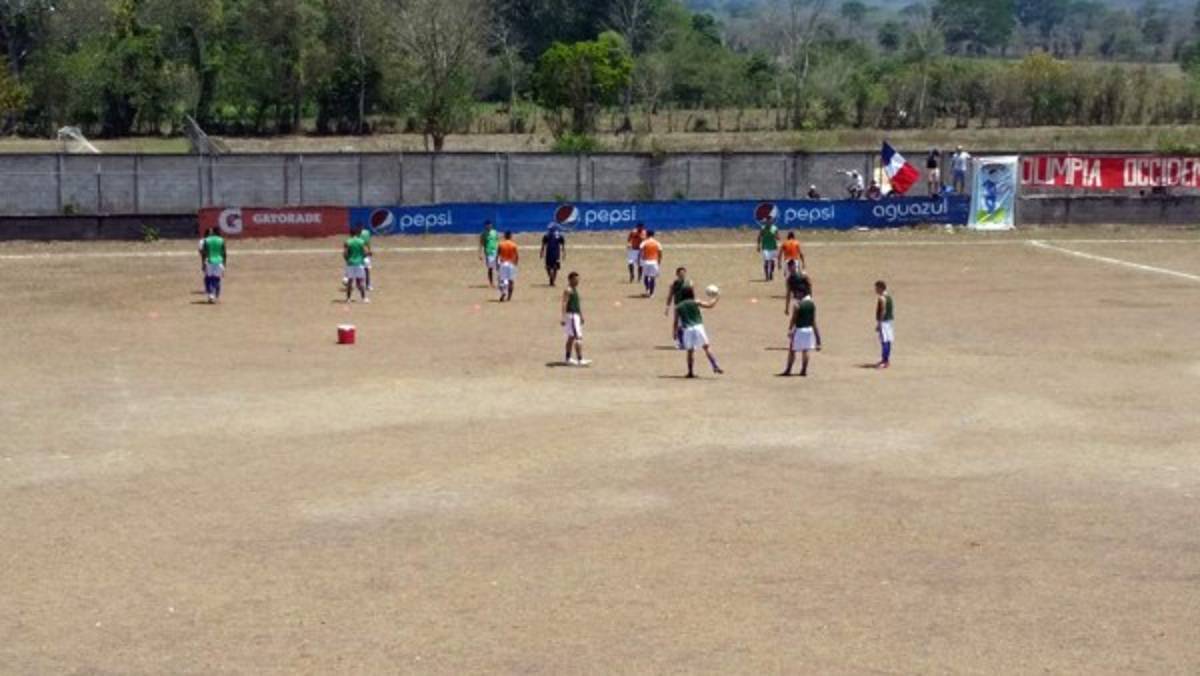 ¡Sirve de potrero! Así de descuidado luce uno de los estadios de Honduras