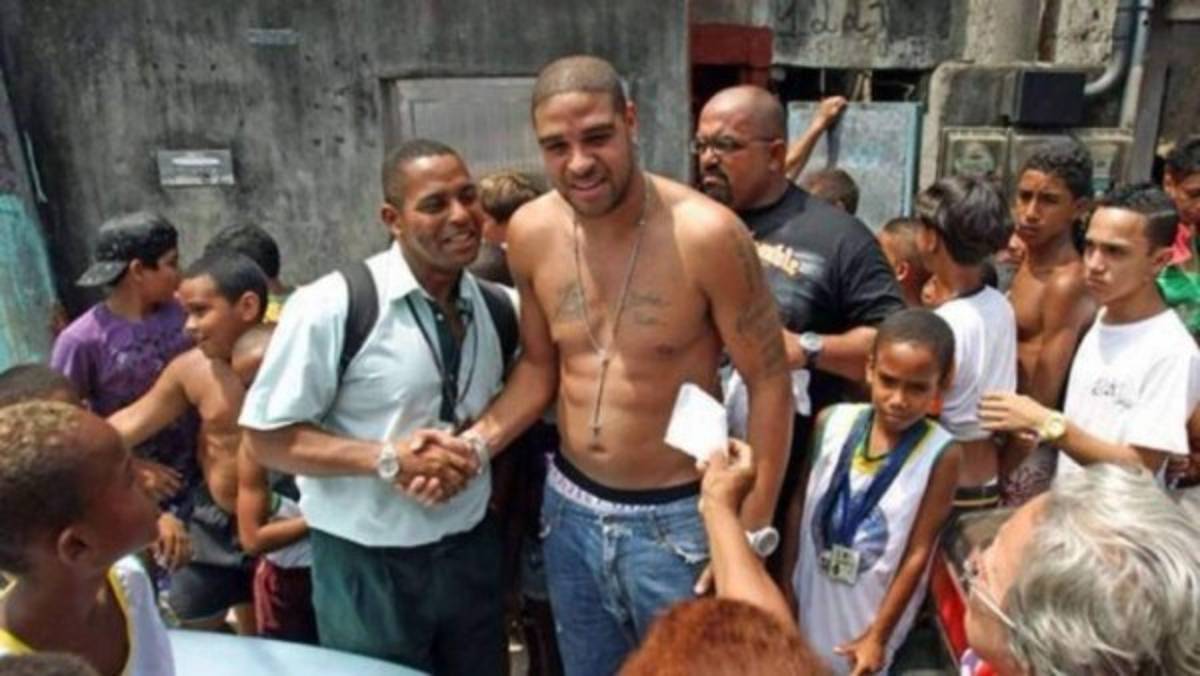 El gran giro que ha dado la vida de Adriano, el crack que volverá al fútbol