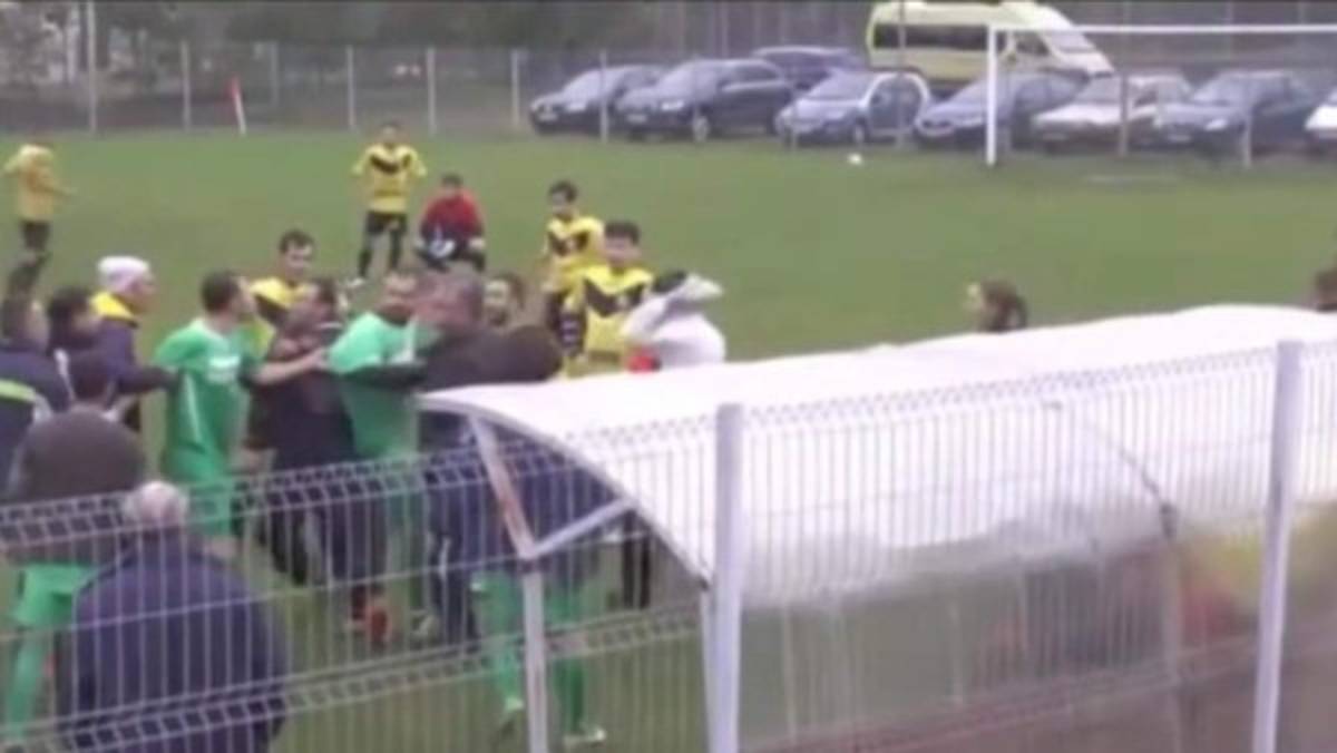 La batalla campal en un partido de fútbol en Rumania