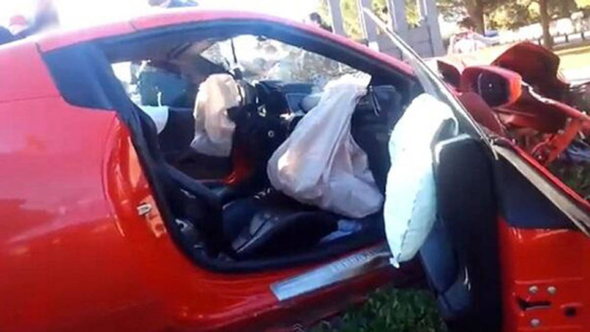 Ex futbolista del Arsenal y Milan,﻿ Mbaye Niang, estrella su Ferrari contra un árbol