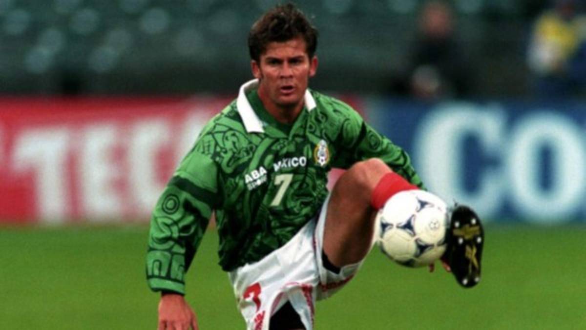 Un bimundialista mexicano en lista: Chelato Uclés y los grandes futbolistas a los que hizo debutar