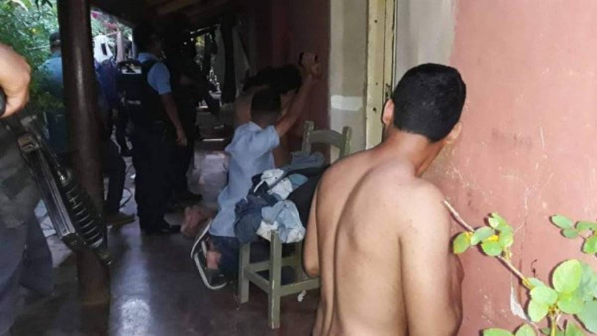 FOTOS: Esto se encontró en allanamientos para esclarecer muertes en afueras del Nacional