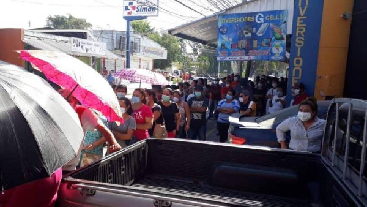 Hondureños abarrotan instituciones bancarias en medio del brote del covid-19