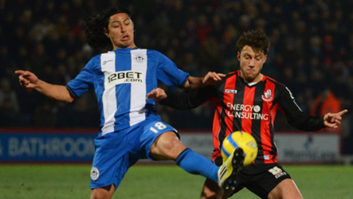 La afición y el Wigan encantados con debut de Roger Espinoza