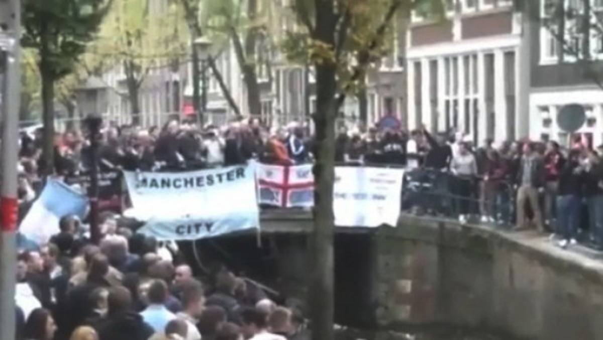 VIDEO - Aficionados del Ajax y Manchester City se agarraron a botellazos
