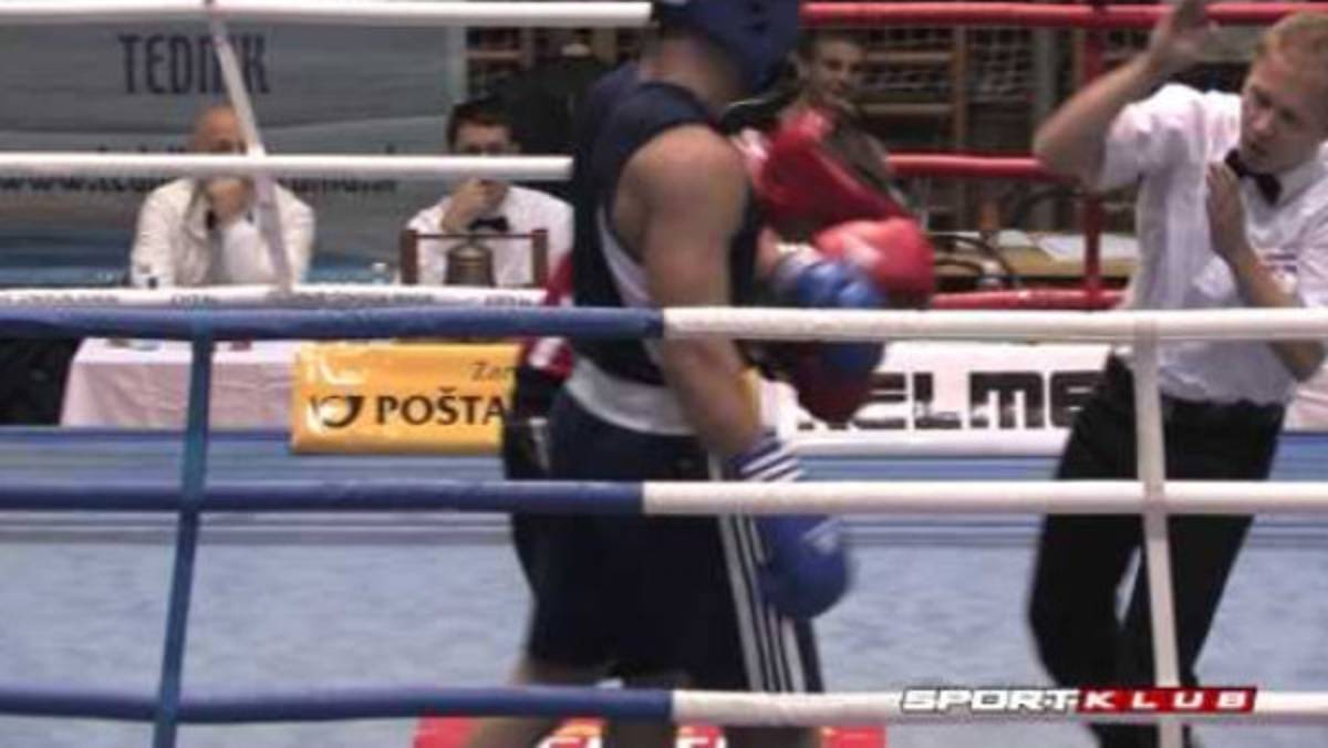VIDEO: Boxeador puñetea al referee durante pelea
