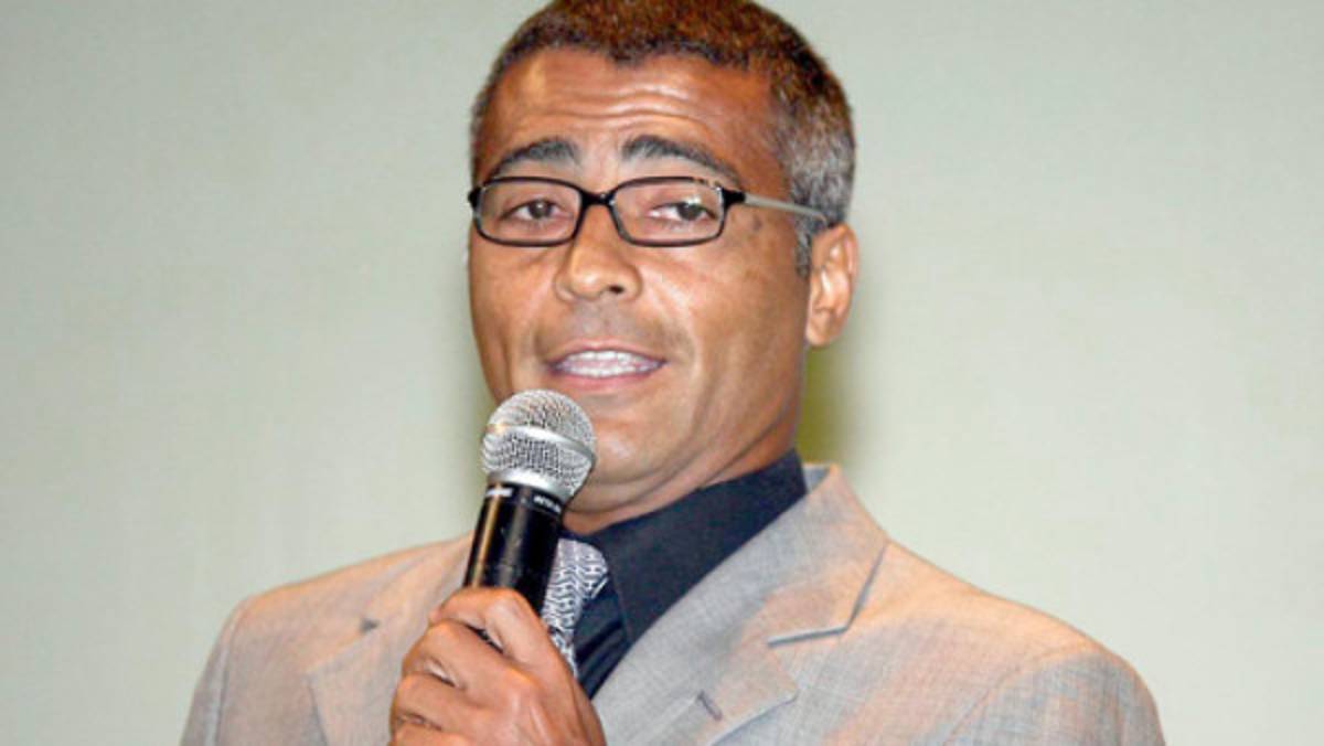 Romario pide hacer fiesta por despido de Menezes