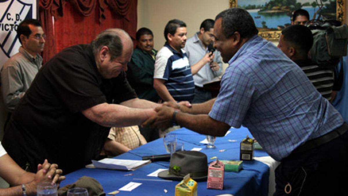 Confusión en la presidencia del Victoria