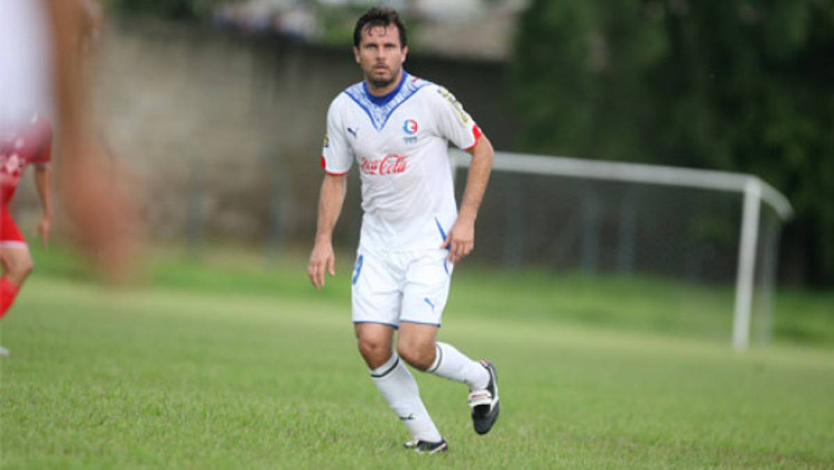 Carlinho tiene que bajar 11 libras