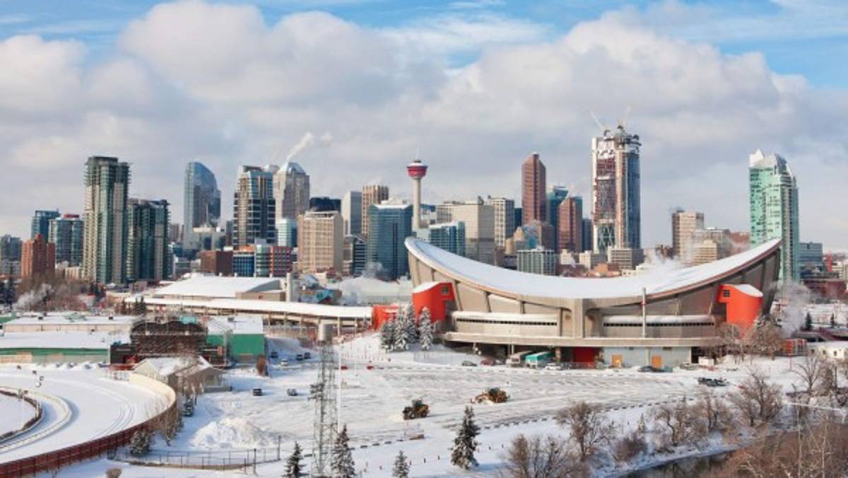El bonito estadio y la nueva casa de José Escalante en Calgary, Canadá