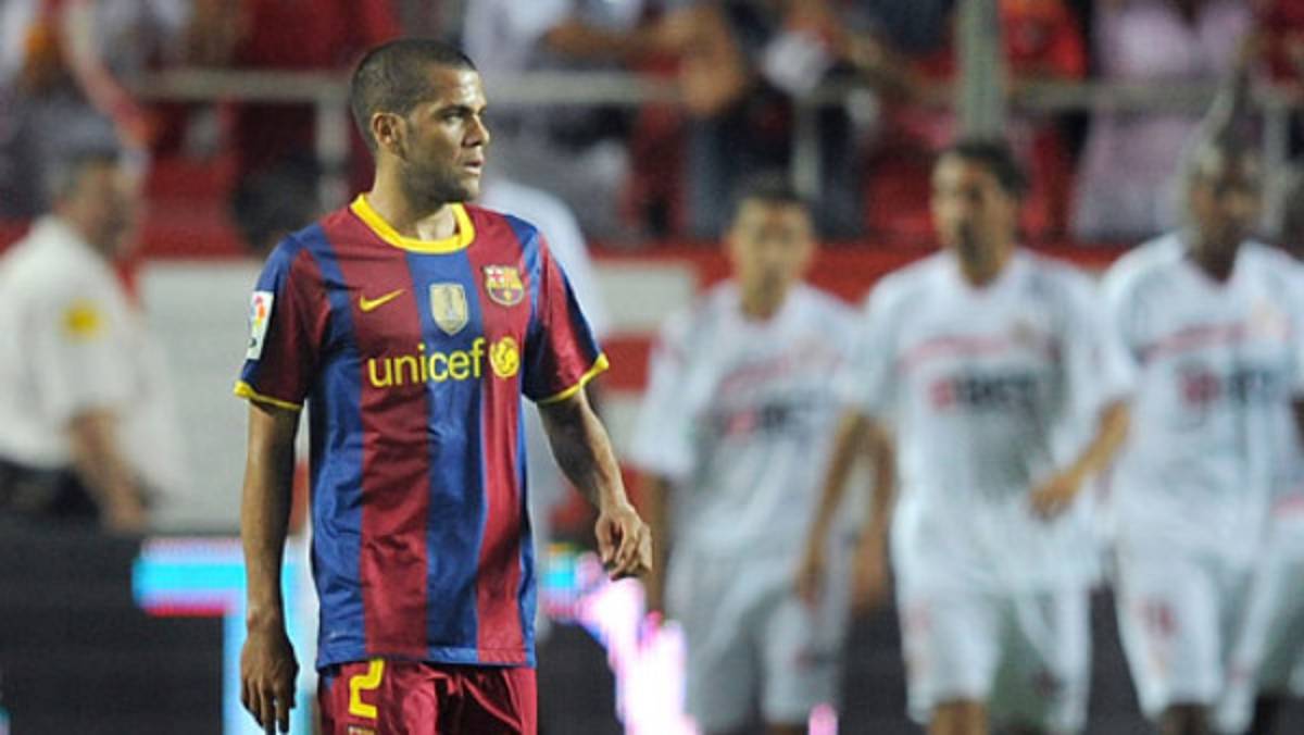 Barcelona quiere atar a Dani Alves