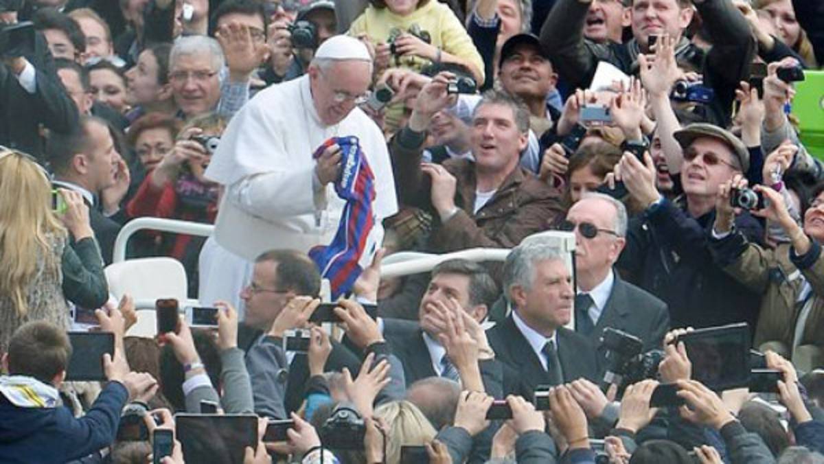 El Papa Francisco levanta camiseta de San Lorenzo en el Vaticano