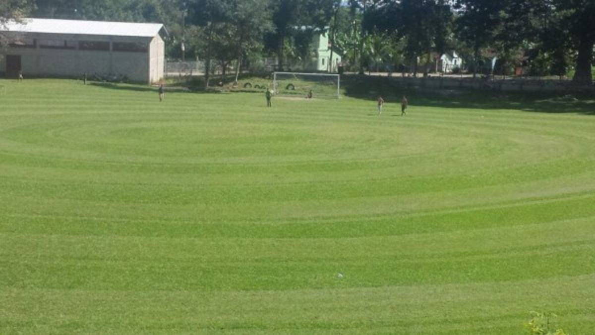 La preciosa cancha donde juegan fútbol burocrático en una aldea de Honduras