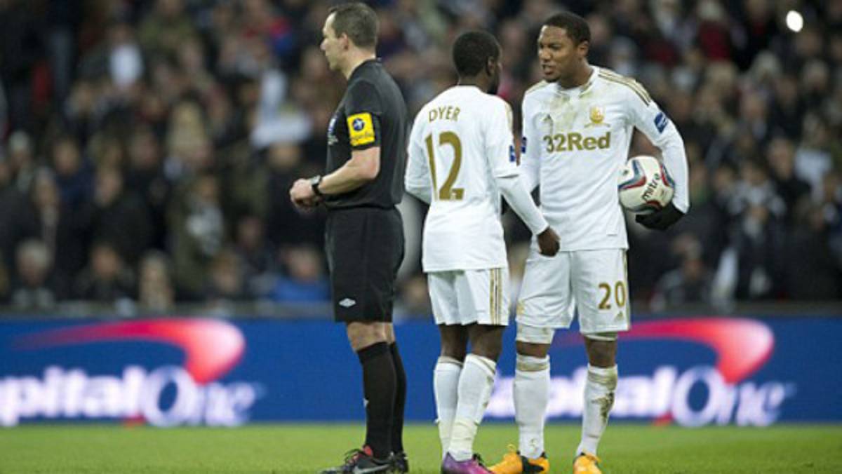 VIDEO: Canadiense De Guzmán en infantil discusión por patear un penal