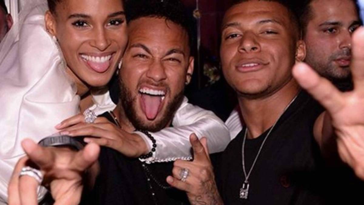 ''Mi mujer no me dejaba ni ir al baño'': desvelan cómo son las tremendas fiestas de Neymar en París