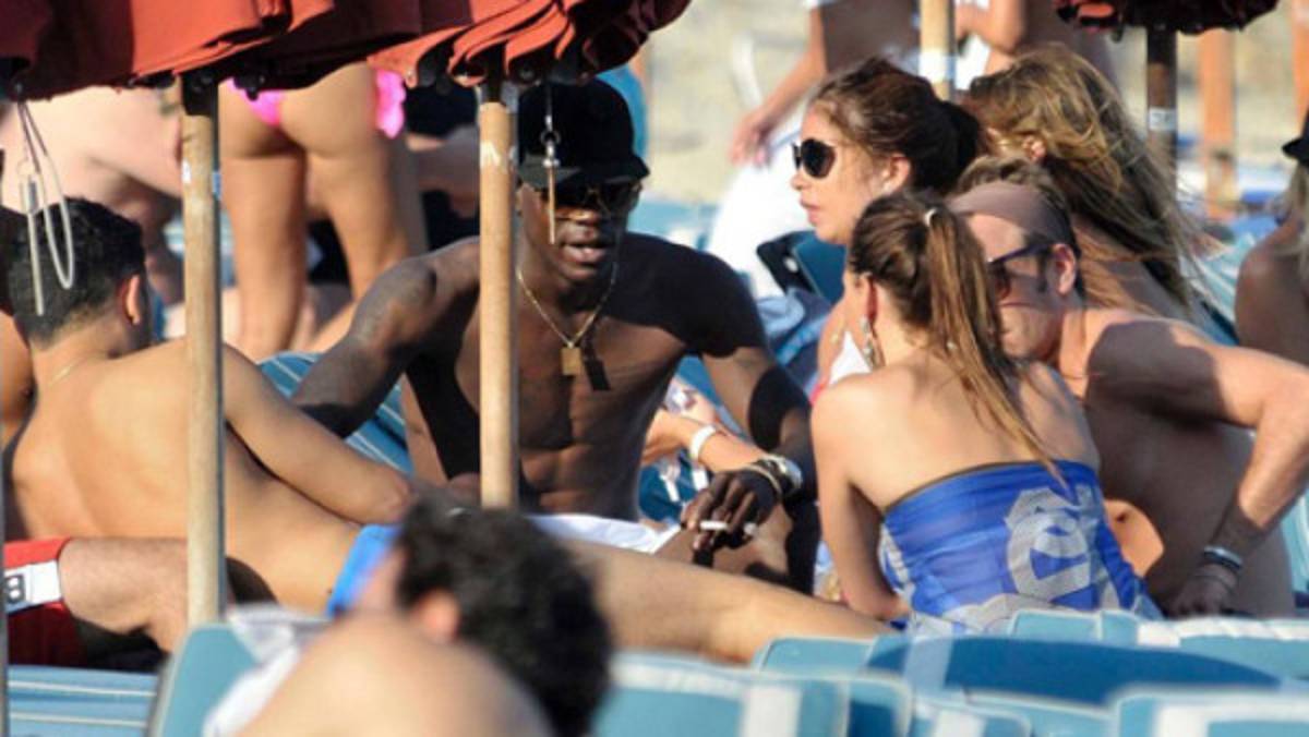 VIDEO: Balotelli vacaciona en la playa fumando y con bellas chicas
