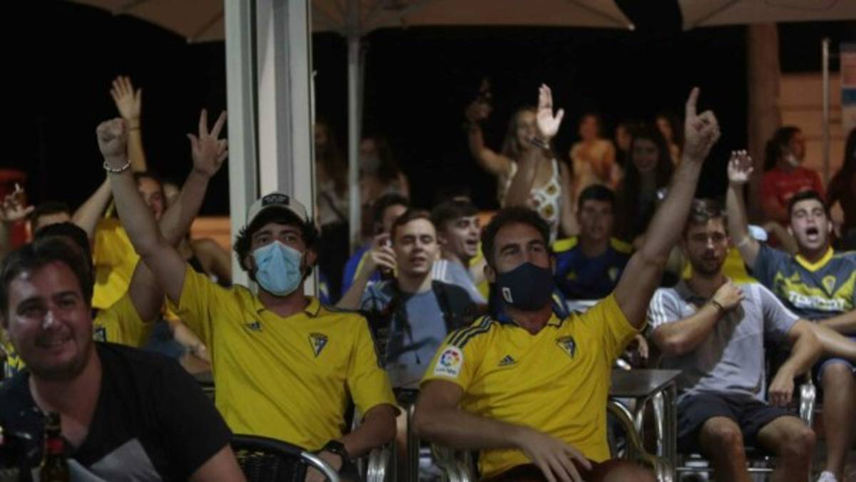Locura total: Así festejaron los aficionados el ascenso del Cádiz y Choco Lozano en España ¿Y el COVID-19?   