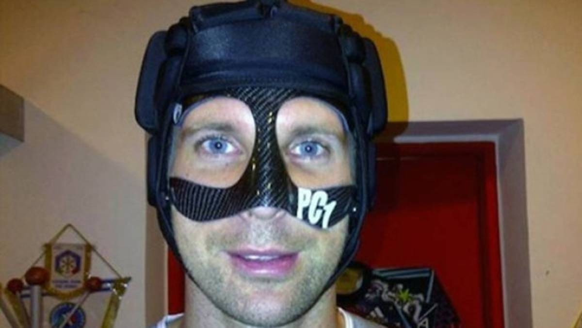 Petr Cech presentó su nueva máscara de protección